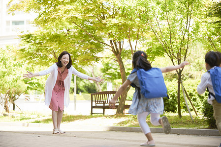 妈妈迎接孩子们放学图片