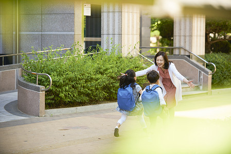 妈妈迎接孩子们放学图片