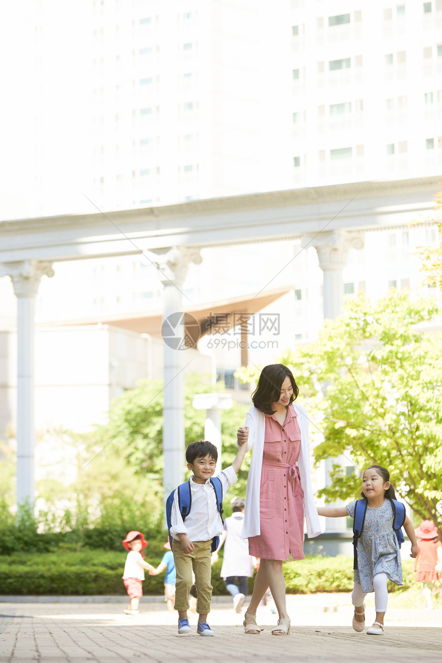 妈妈迎接孩子们放学图片