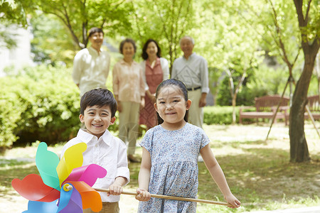 小朋友户外玩风车图片