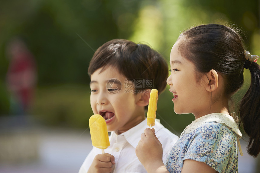 吃雪糕的小孩图片