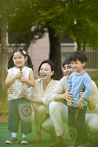 幸福生活的一家人打羽毛球图片