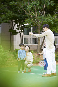 幸福生活的一家人打羽毛球高清图片