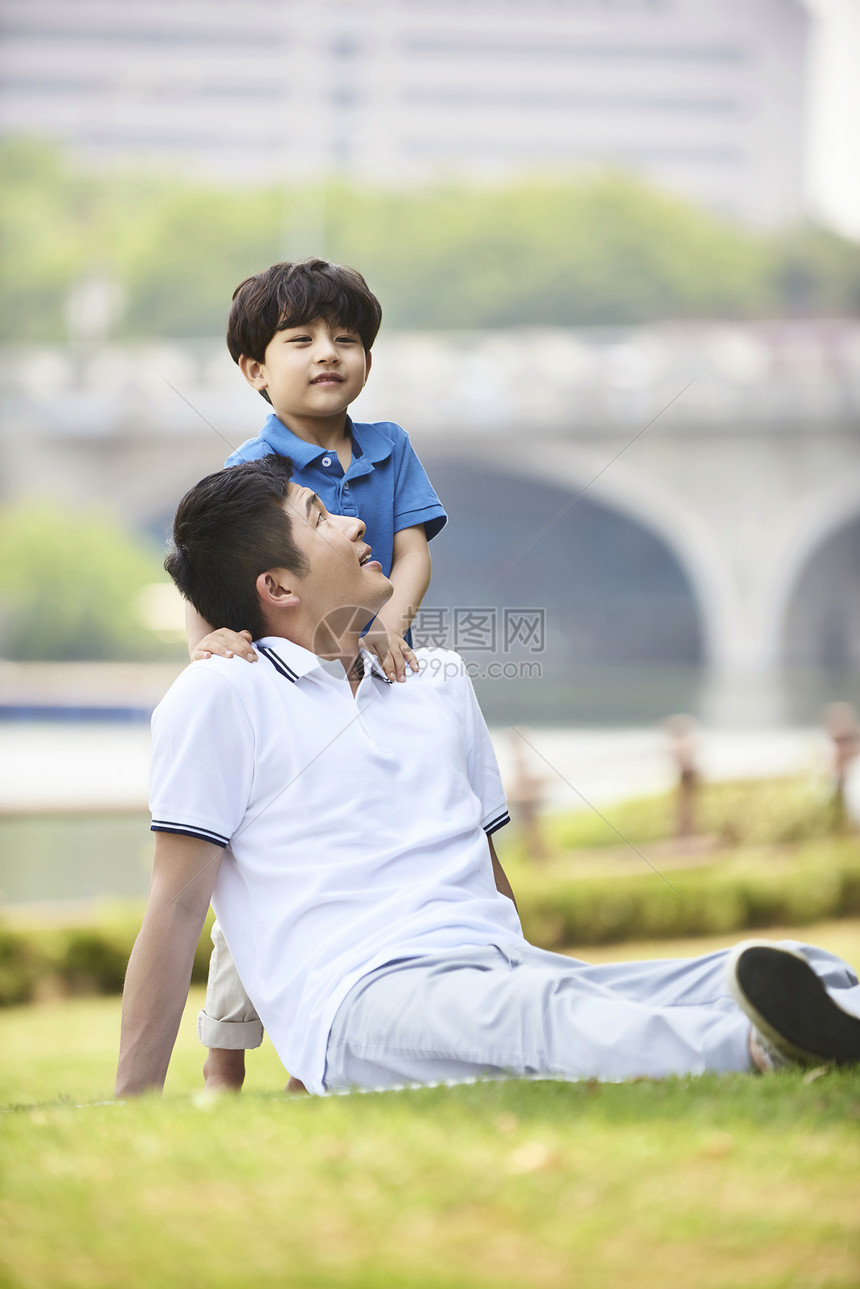 爸爸和儿子户外草坪上玩耍图片