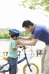 陪儿子练习骑车的爸爸图片