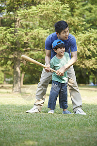 爸爸教儿子打棒球背景图片