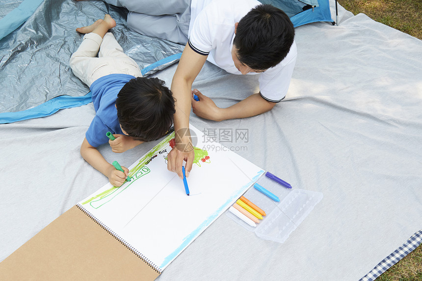 父亲陪孩子画蜡笔画图片
