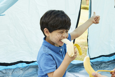 孩子在帐篷里吃香蕉图片