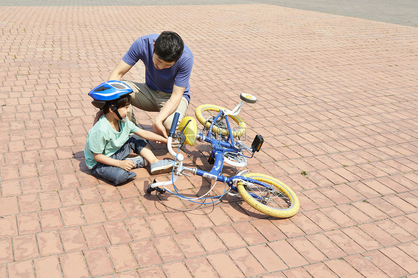 父亲陪伴孩子骑自行车图片