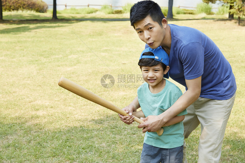 爸爸和儿子玩棒球图片