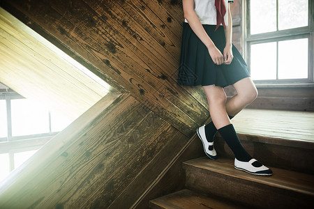 站在台阶的高中女孩特写图片