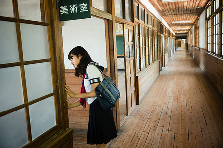 站在美术室门口的女高中生背景图片