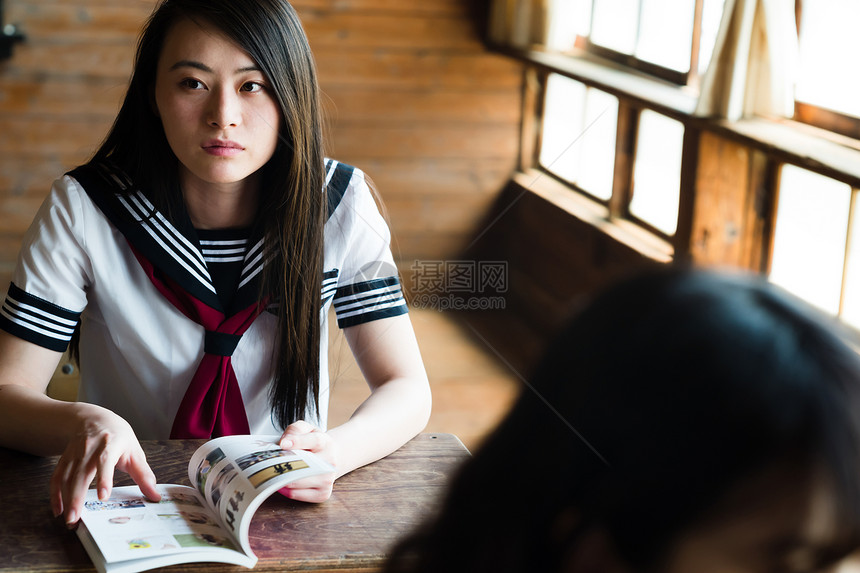 在课堂上翻开书本的女学生图片