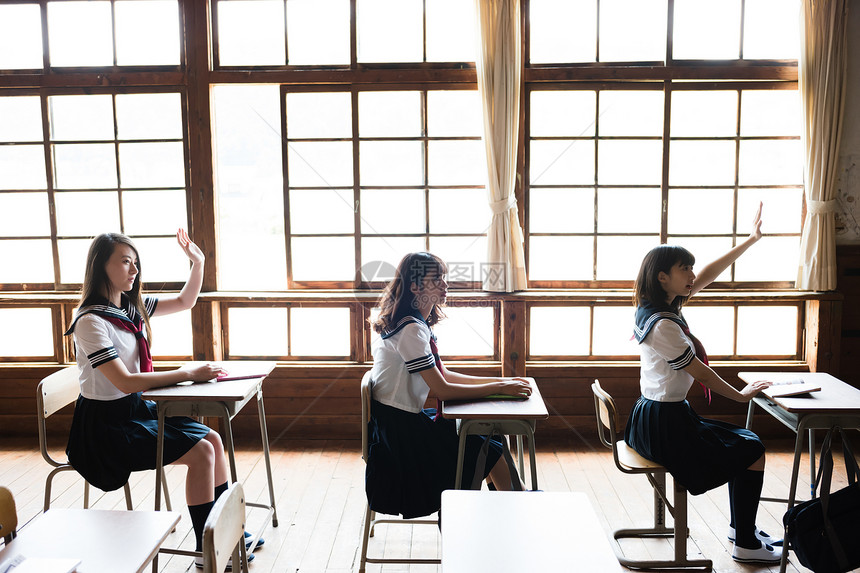 高中女生在课堂上举手提问图片