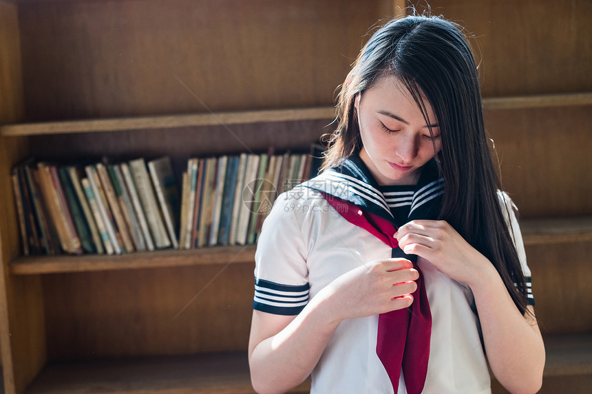 整理制服的高中女生图片