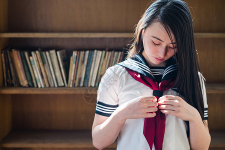 整理制服的高中女生图片