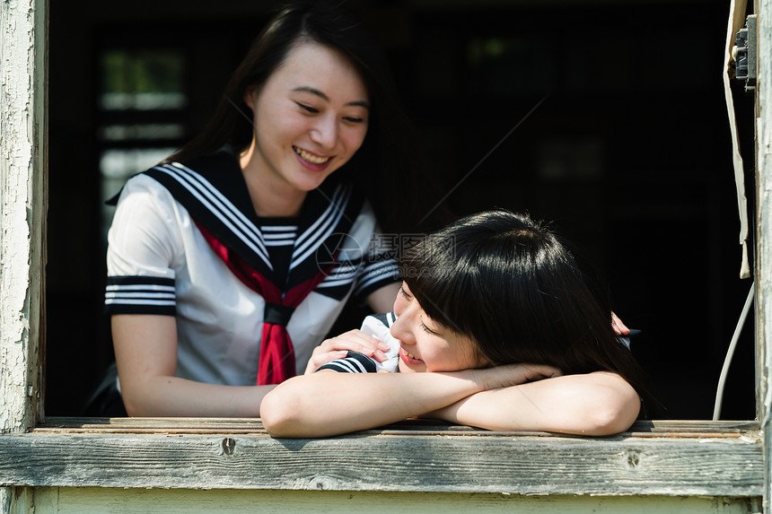 窗口打闹的女高中生图片