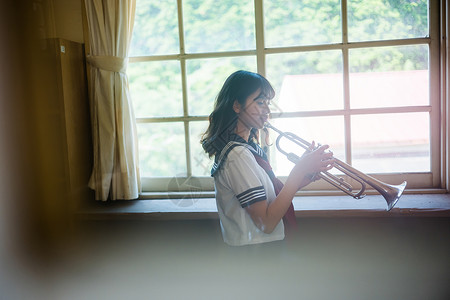 窗口拿着乐器的高中女生图片