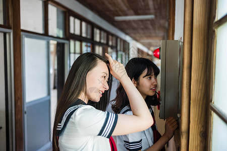 学校走廊的女高中生们图片