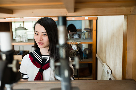 学校器材室的女孩图片