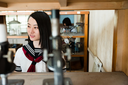 教室里的女高中生图片