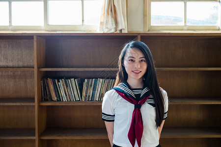 站在书柜前穿着制服的高中女生图片
