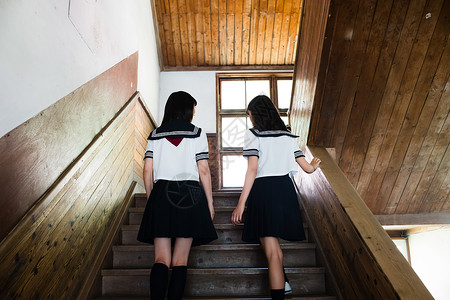 走在学校台阶上的高中女孩背影图片