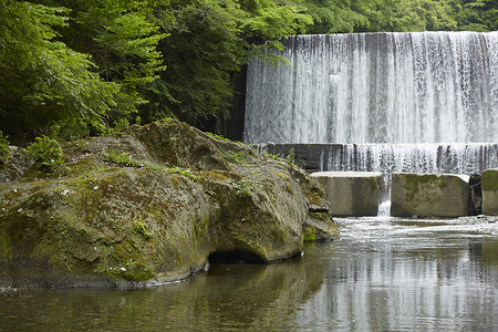 自然瀑布和山间溪流图片
