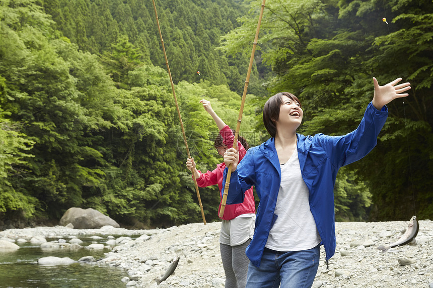 年轻男女野外开心钓鱼图片