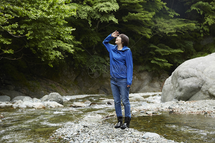 女人走在溪水岸边图片