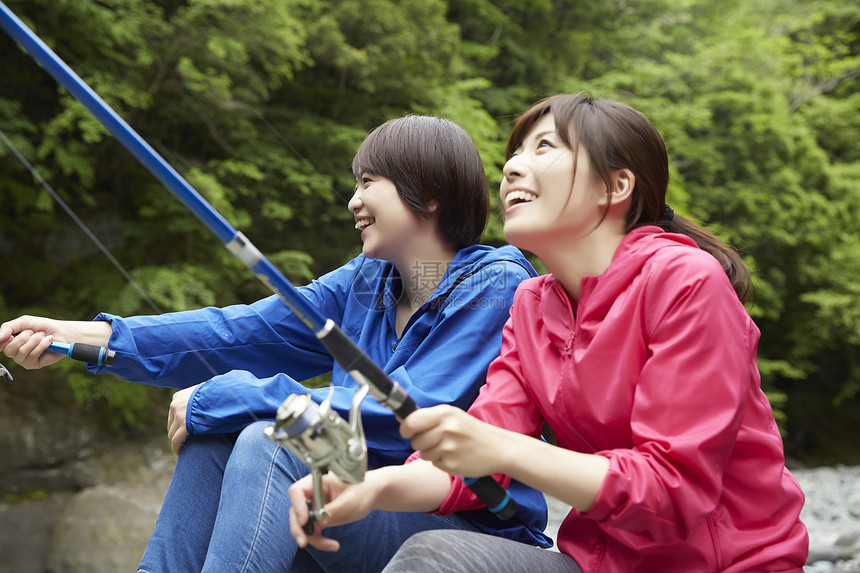 两个女孩在户外享受钓鱼图片