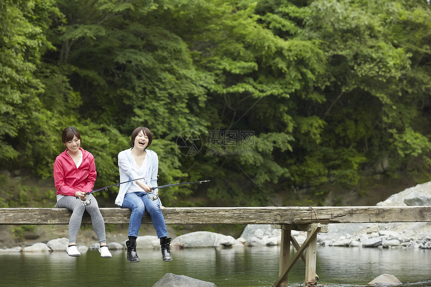 两个女孩在户外享受钓鱼图片