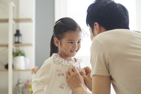 父亲为女儿整理衣服图片