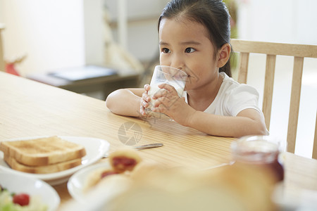 正在喝牛奶的女孩图片