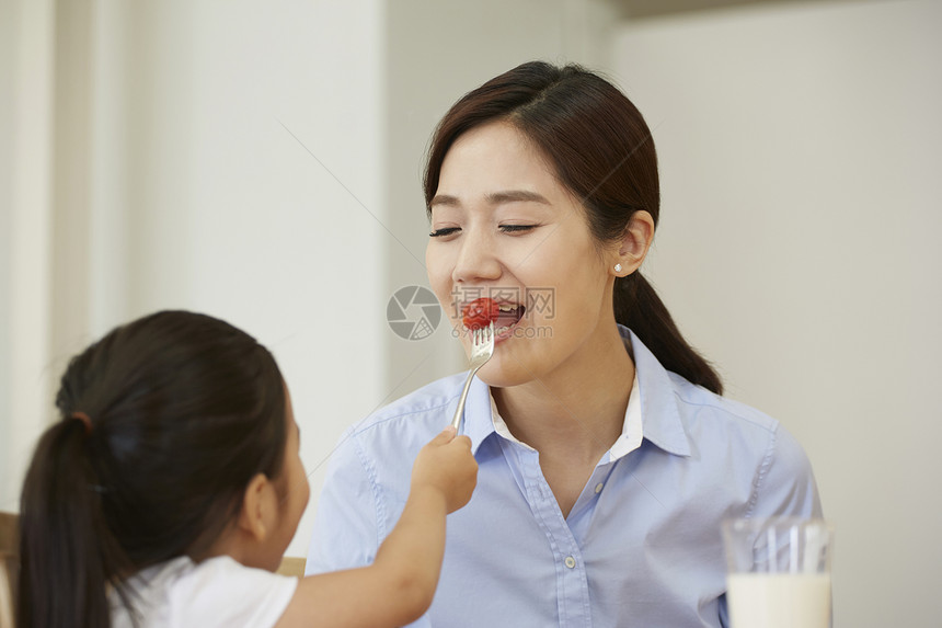 妈妈和女儿一起吃早餐图片