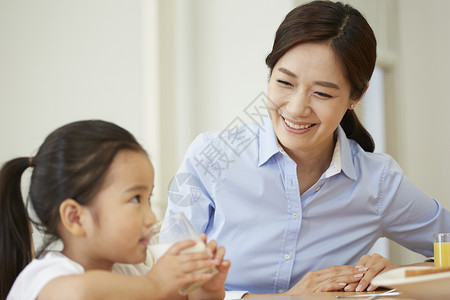 妈妈和女儿一起吃早餐图片