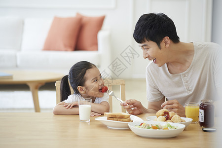 爸爸带着女儿吃早餐图片
