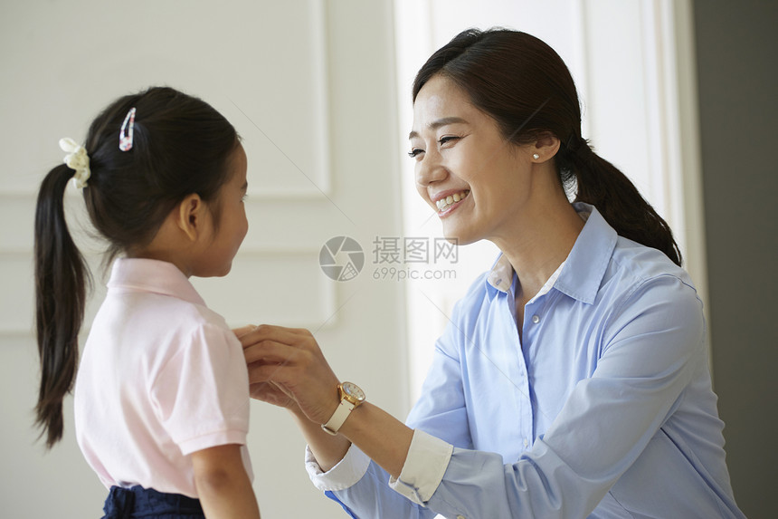 妈妈给女儿系扣子图片