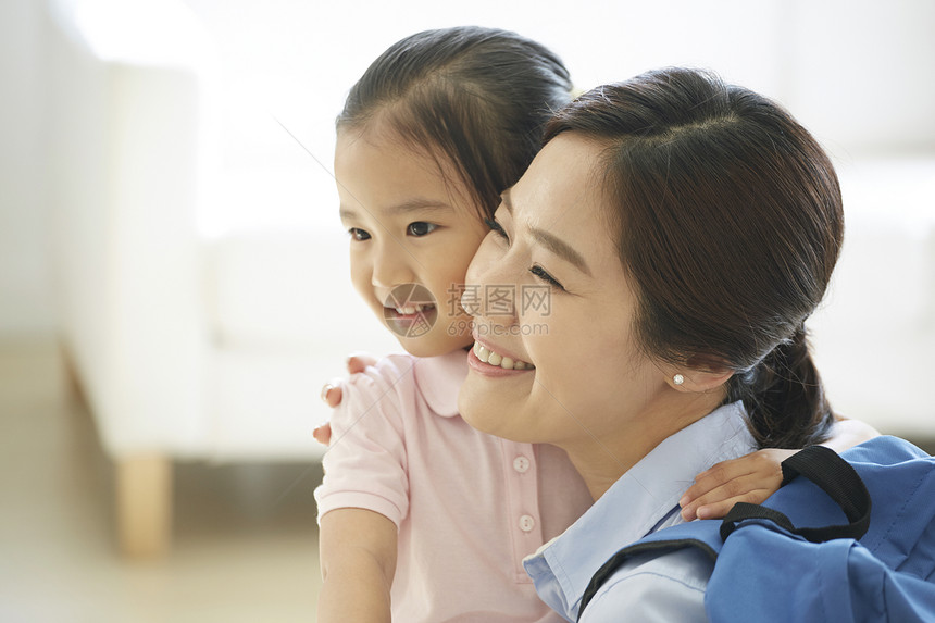 妈妈带着女儿出去图片