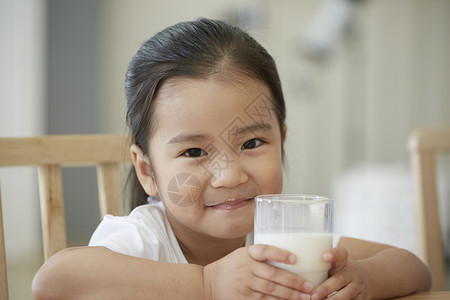喝牛奶的小女孩背景图片