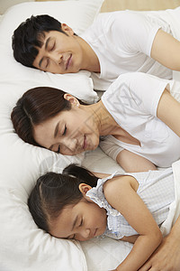 和孩子一起睡觉的父母图片