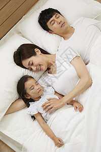 陪孩子睡觉的父母图片