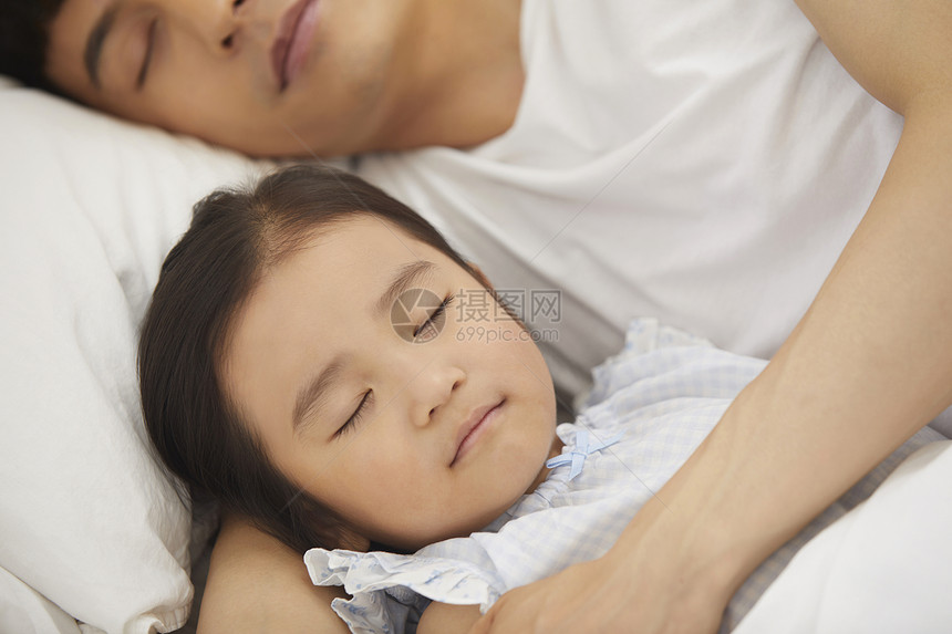 哄女儿睡觉的父亲图片
