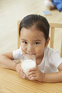 女儿在喝牛奶图片