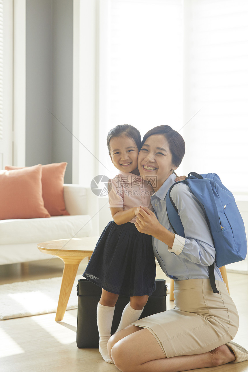 妈妈开心的和女儿抱在一起图片