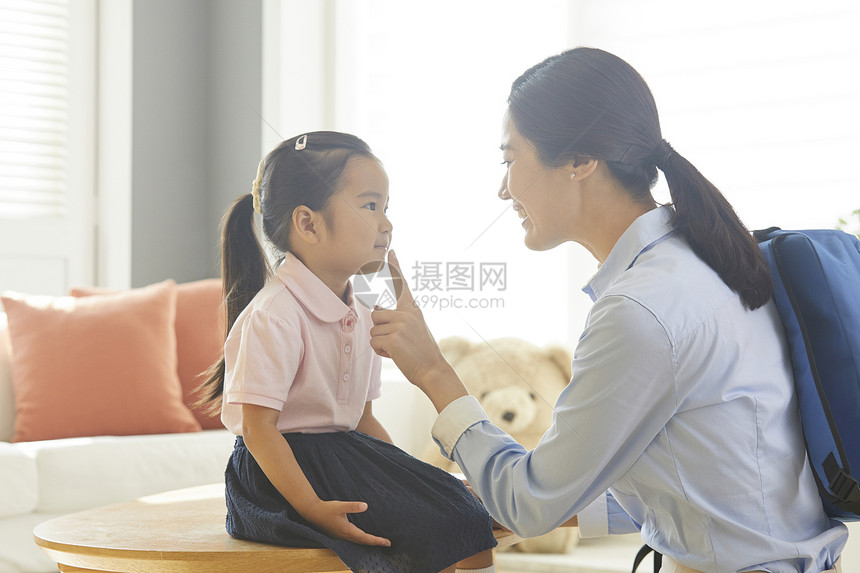 妈妈正在教导女儿图片