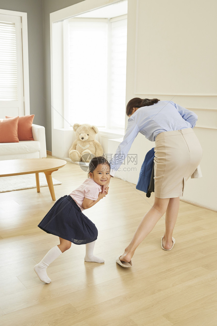 纸袋全身轮廓妈妈女儿家人走路的妈妈图片