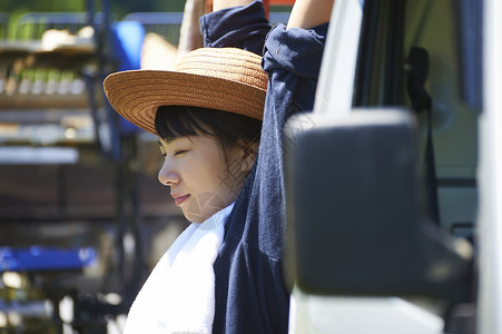 享受成长一人在米种植卡车床上的妇女休假图片
