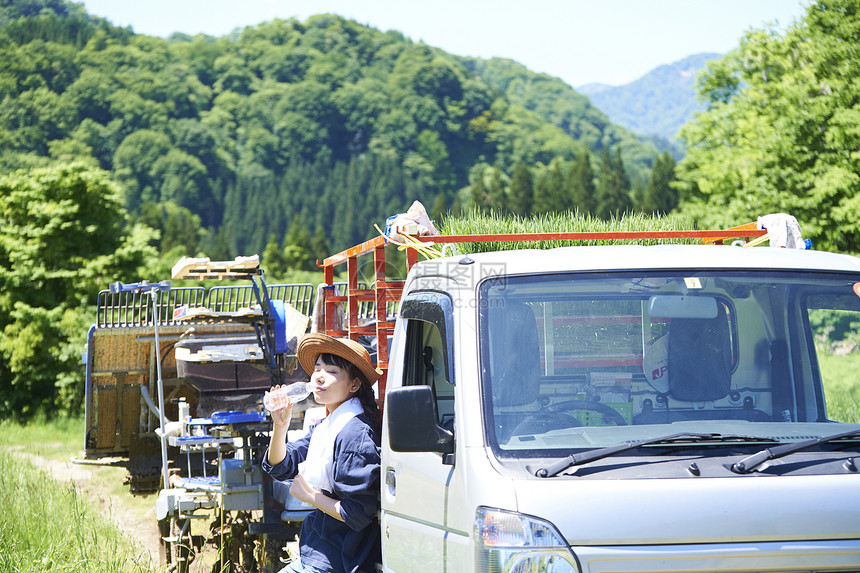 日本人女士车子水稻种植休息女人做水化图片