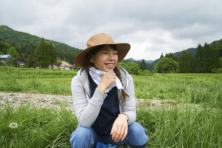 农业妇女在水稻种植地休息图片